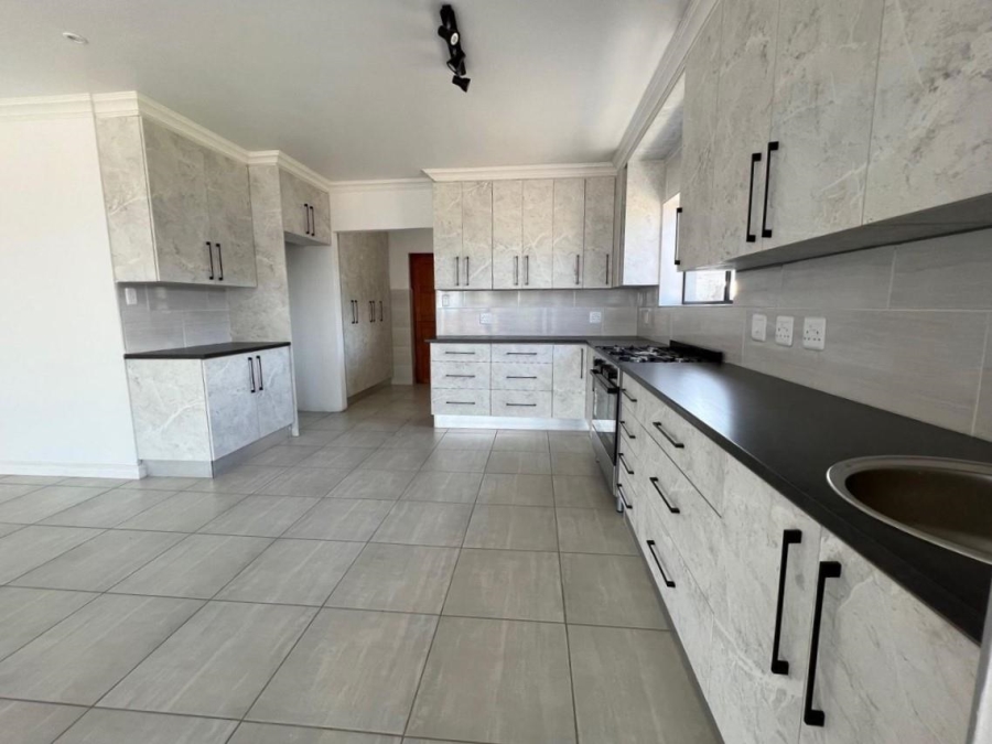 5 Bedroom Property for Sale in Wavecrest Eastern Cape
